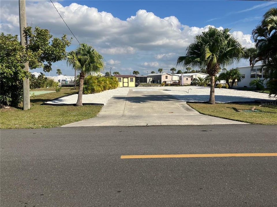 На продажу: $69,500 (0.17 acres)