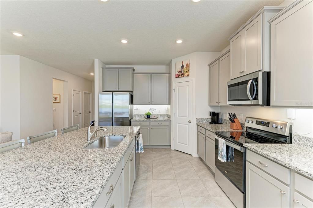 待售: $459,900 (4 贝兹, 2 浴室, 2036 平方英尺)