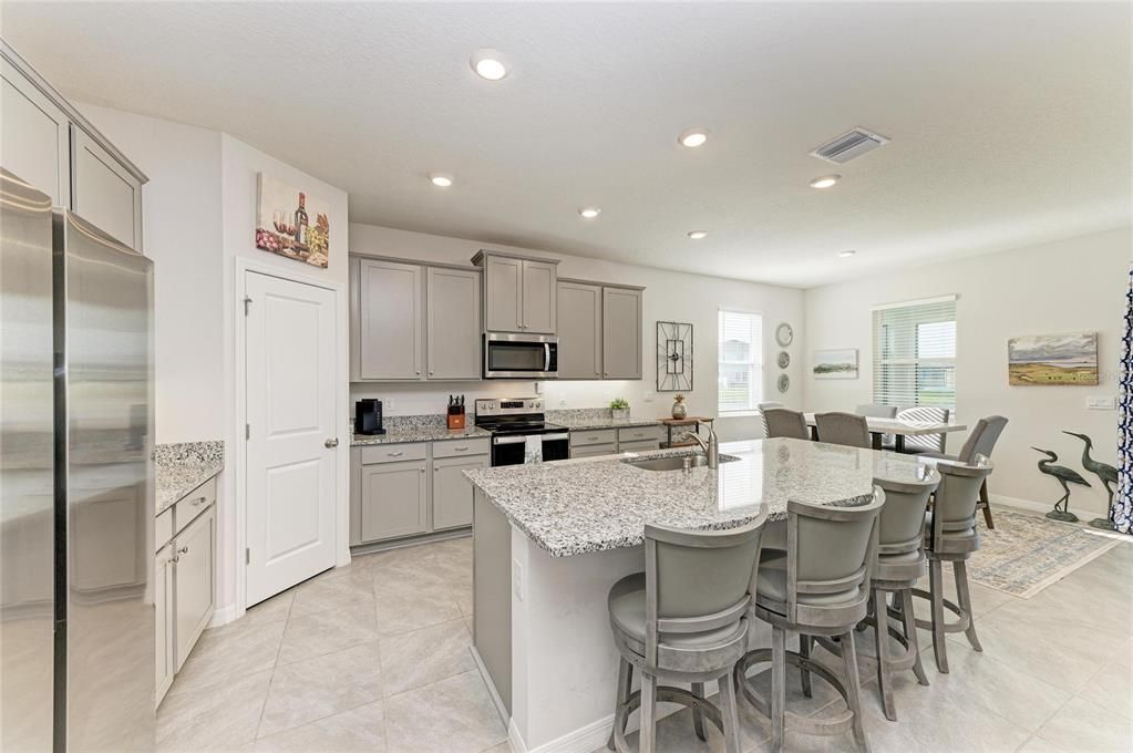 待售: $459,900 (4 贝兹, 2 浴室, 2036 平方英尺)