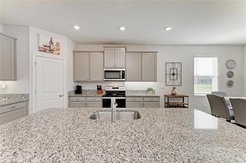 待售: $459,900 (4 贝兹, 2 浴室, 2036 平方英尺)