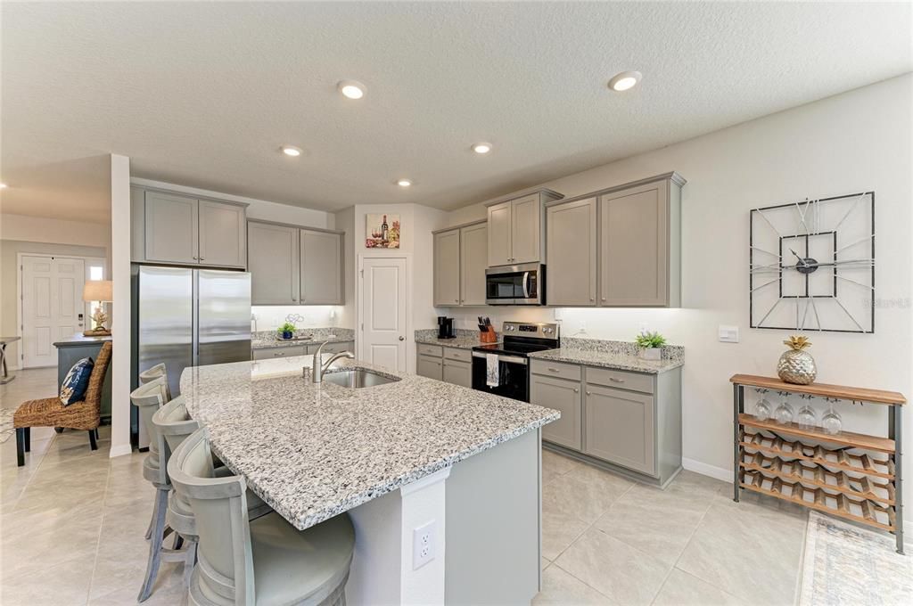 待售: $459,900 (4 贝兹, 2 浴室, 2036 平方英尺)