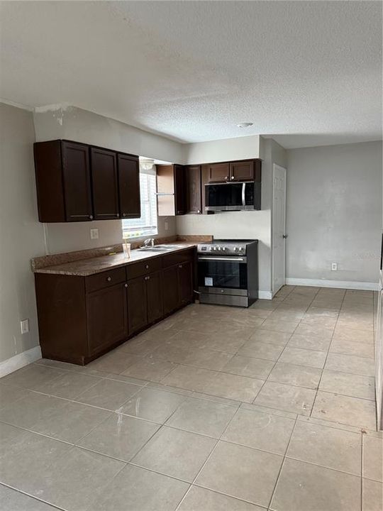 En Venta: $250,000 (4 camas, 2 baños, 1607 Pies cuadrados)