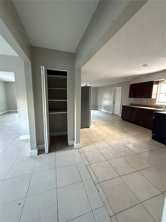 En Venta: $250,000 (4 camas, 2 baños, 1607 Pies cuadrados)