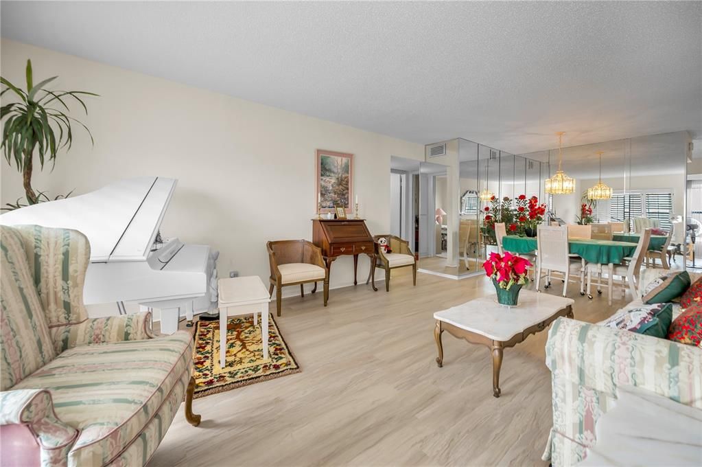 На продажу: $175,000 (2 спален, 2 ванн, 1100 Квадратных фут)