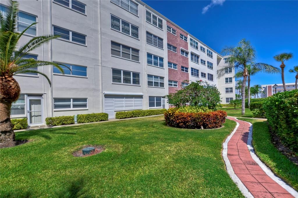 For Sale: $360,000 (2 beds, 2 baths, 1350 Square Feet)