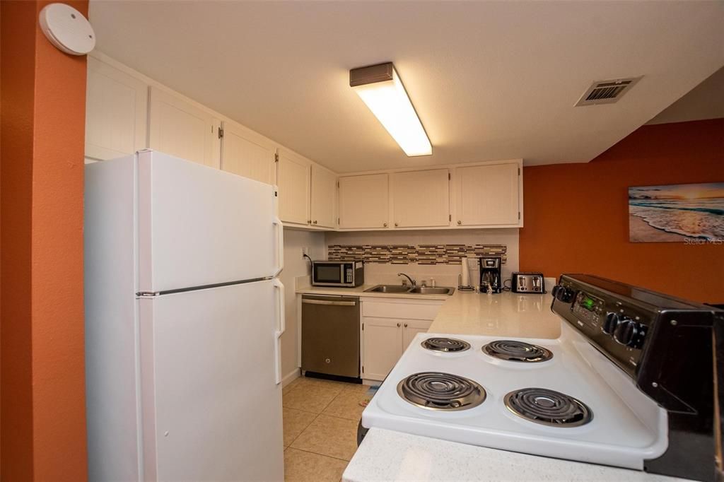 For Rent: $3,500 (2 beds, 2 baths, 889 Square Feet)