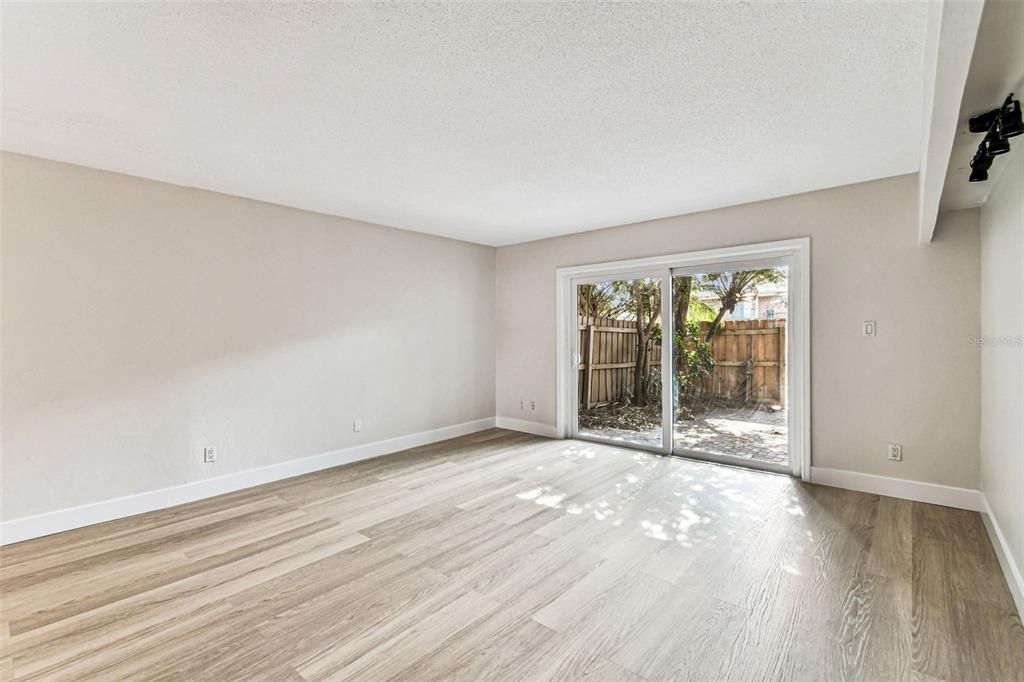 На продажу: $199,000 (2 спален, 2 ванн, 1248 Квадратных фут)