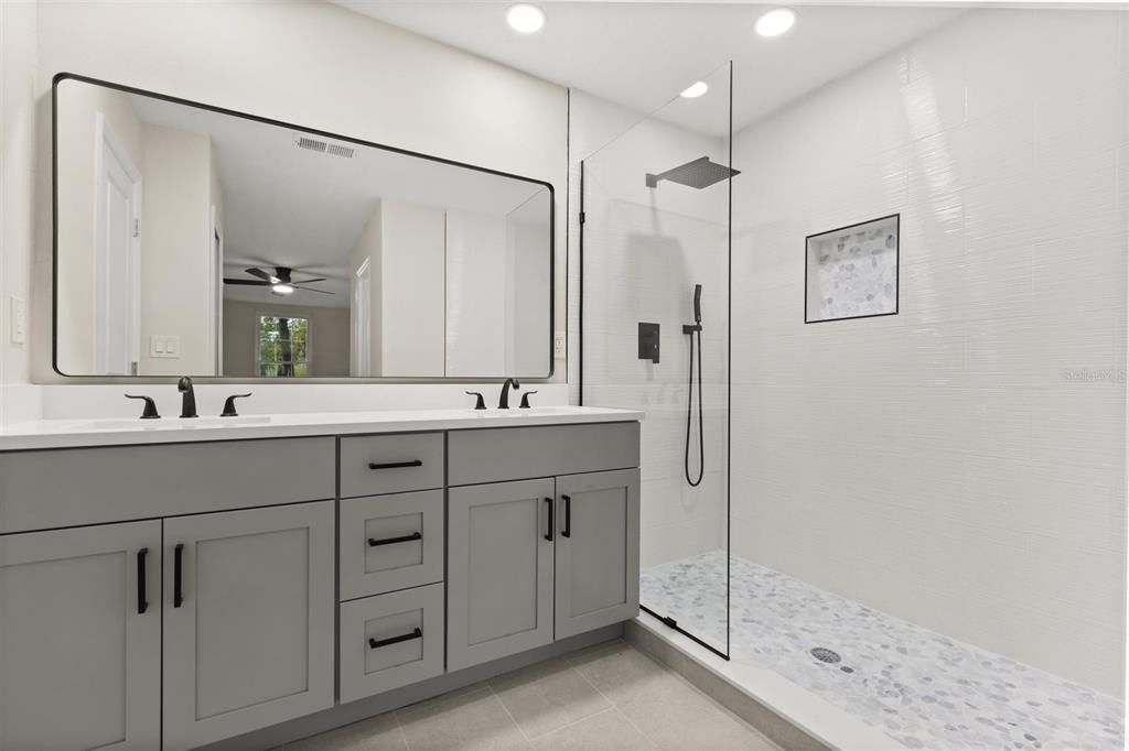 En Venta: $679,900 (4 camas, 2 baños, 2507 Pies cuadrados)