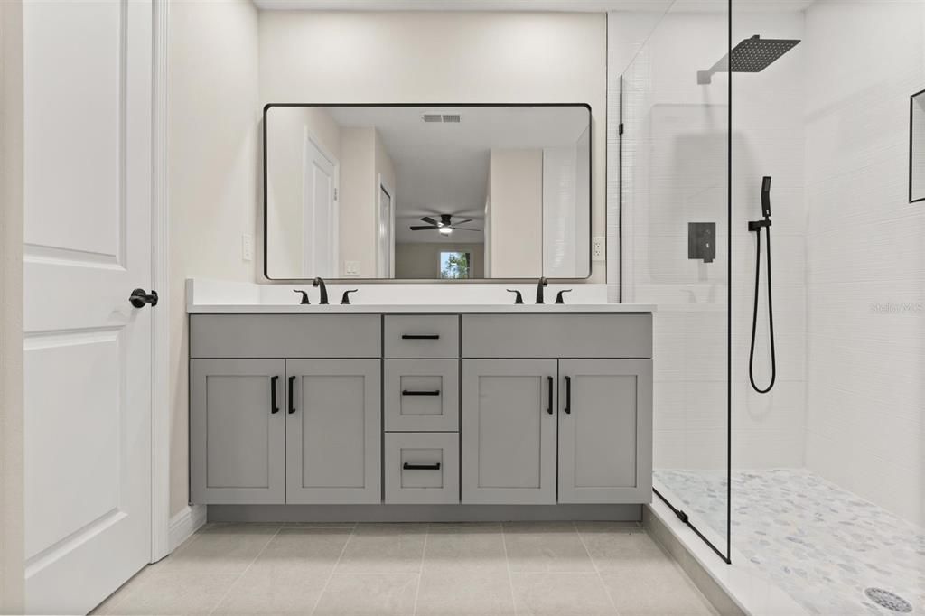 En Venta: $679,900 (4 camas, 2 baños, 2507 Pies cuadrados)