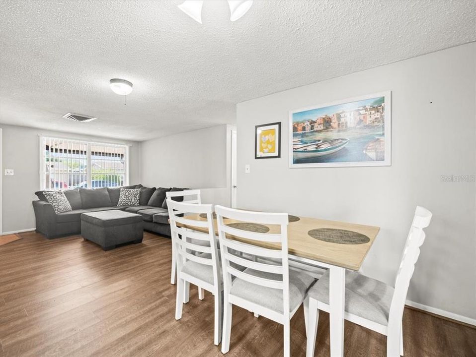 待售: $380,000 (4 贝兹, 3 浴室, 2095 平方英尺)