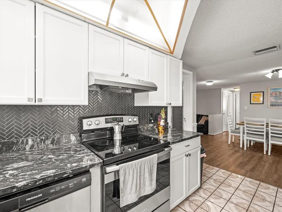 待售: $380,000 (4 贝兹, 3 浴室, 2095 平方英尺)