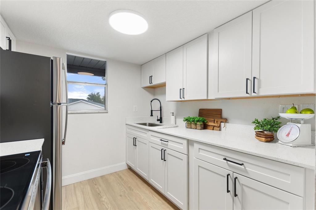 For Sale: $119,000 (1 beds, 1 baths, 670 Square Feet)