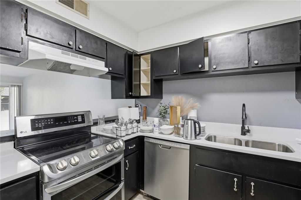 待售: $164,900 (2 贝兹, 2 浴室, 1168 平方英尺)