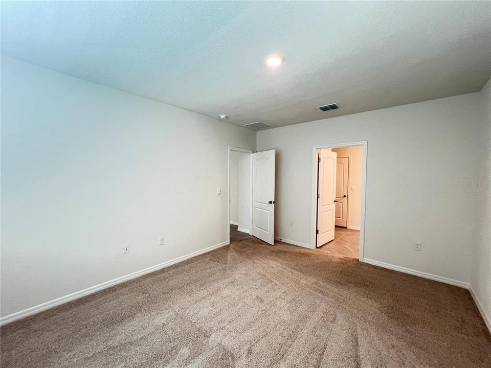 For Rent: $2,249 (4 beds, 2 baths, 1841 Square Feet)