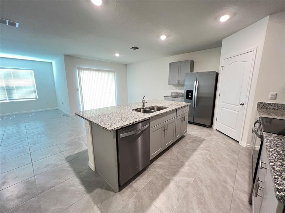 For Rent: $2,249 (4 beds, 2 baths, 1841 Square Feet)
