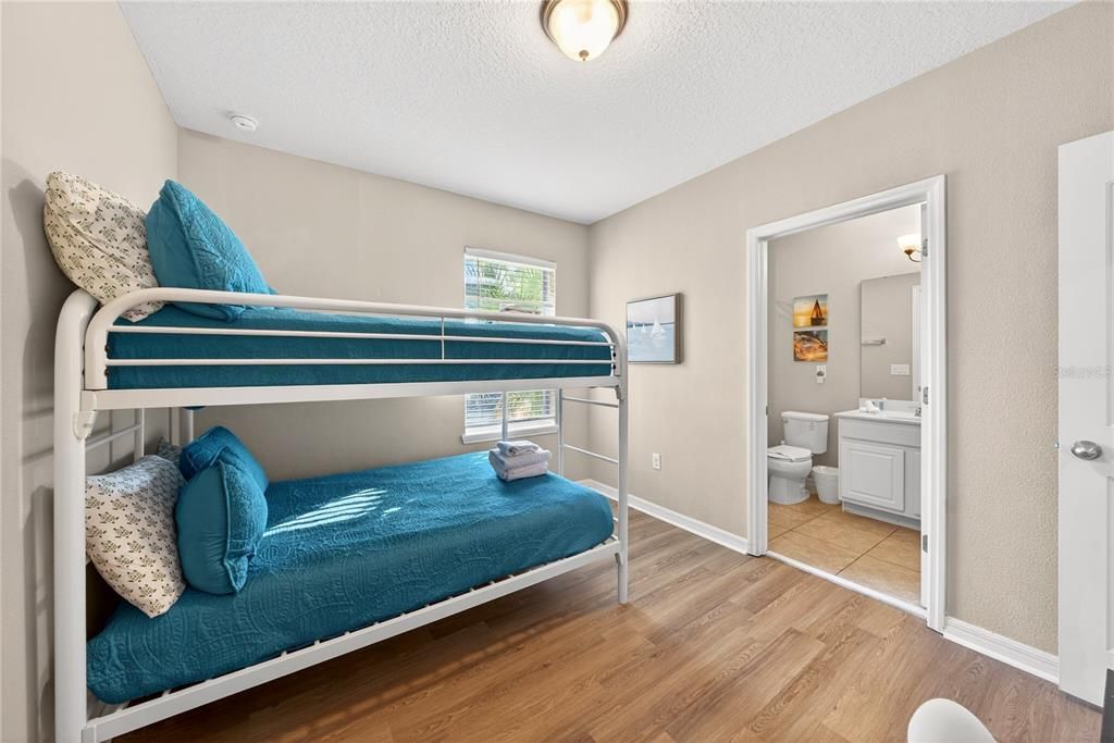 待售: $449,900 (5 贝兹, 5 浴室, 2460 平方英尺)