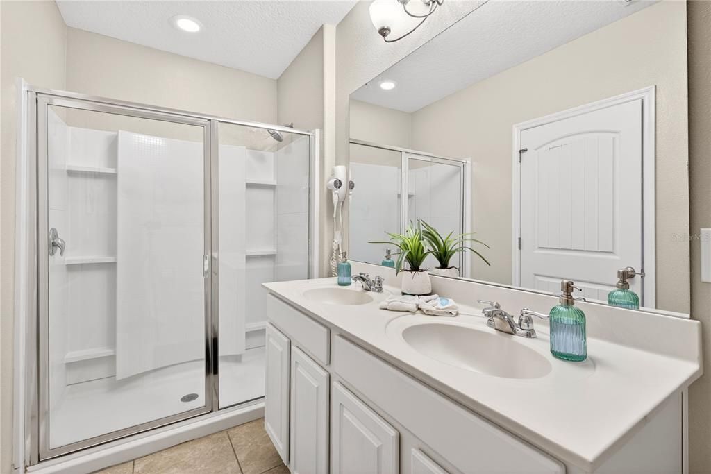 待售: $449,900 (5 贝兹, 5 浴室, 2460 平方英尺)