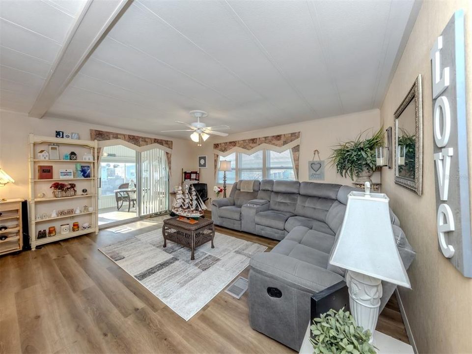 待售: $179,900 (2 贝兹, 2 浴室, 960 平方英尺)