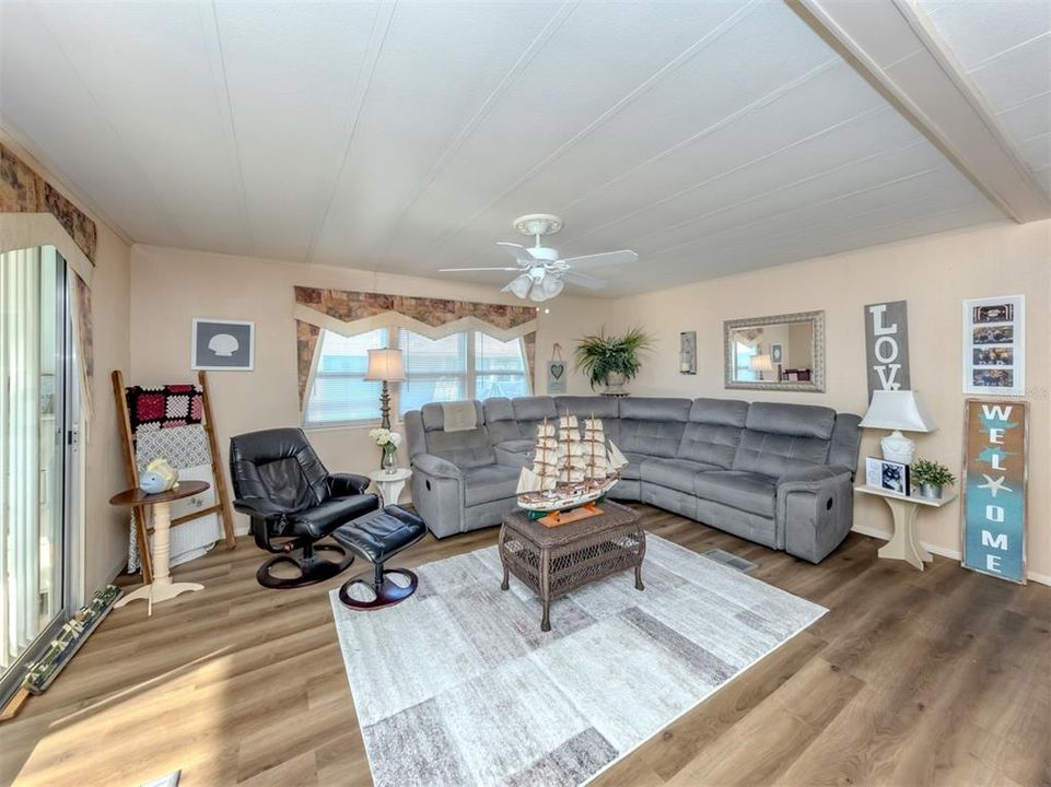 待售: $179,900 (2 贝兹, 2 浴室, 960 平方英尺)