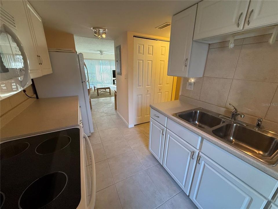 For Sale: $109,000 (1 beds, 1 baths, 530 Square Feet)