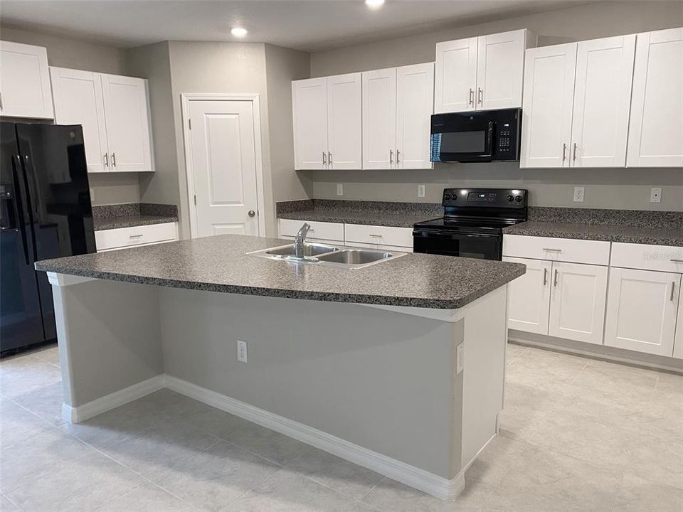 На продажу: $430,000 (5 спален, 2 ванн, 2215 Квадратных фут)