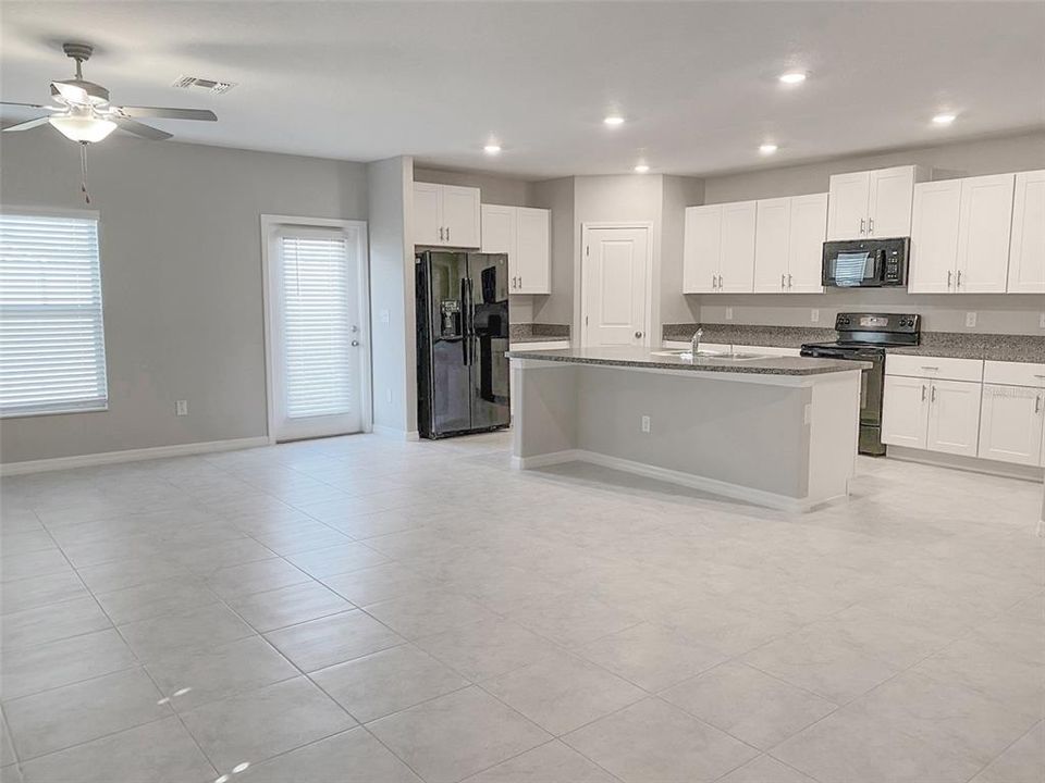 На продажу: $430,000 (5 спален, 2 ванн, 2215 Квадратных фут)