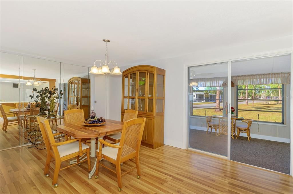 待售: $139,900 (2 贝兹, 2 浴室, 732 平方英尺)