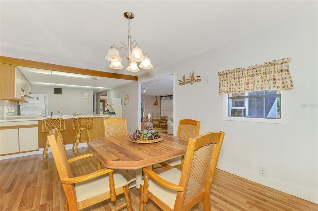 待售: $139,900 (2 贝兹, 2 浴室, 732 平方英尺)