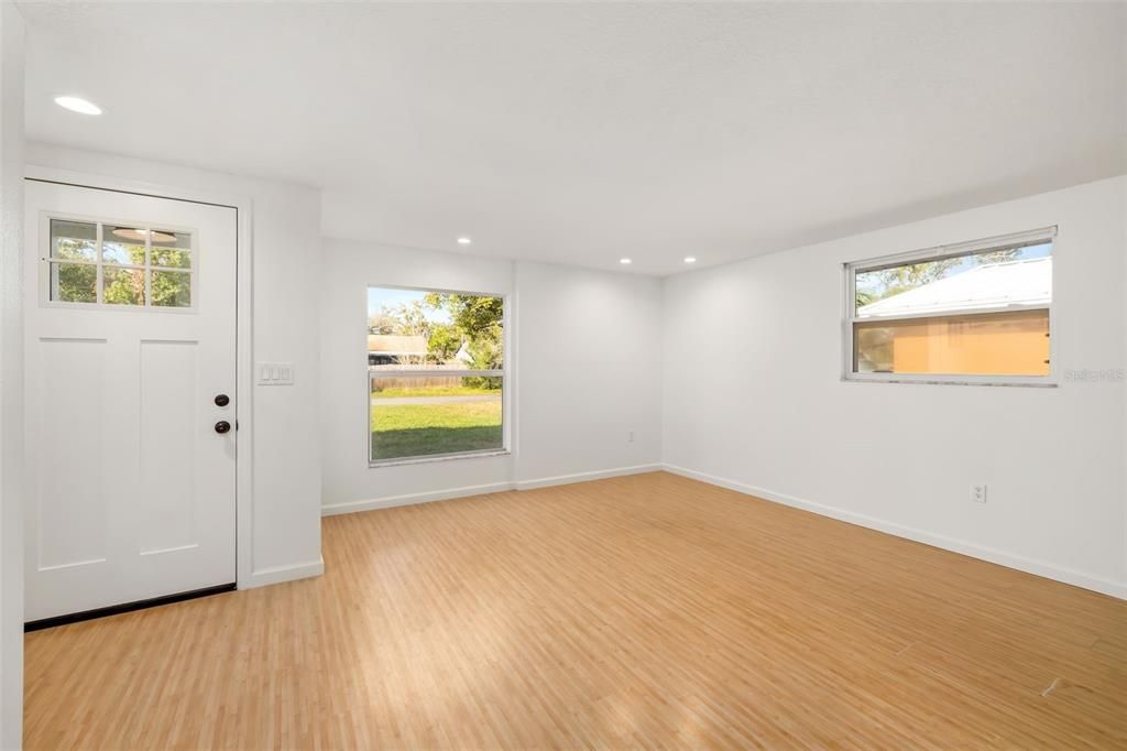 待售: $369,000 (2 贝兹, 1 浴室, 964 平方英尺)