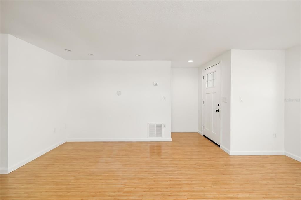 待售: $369,000 (2 贝兹, 1 浴室, 964 平方英尺)