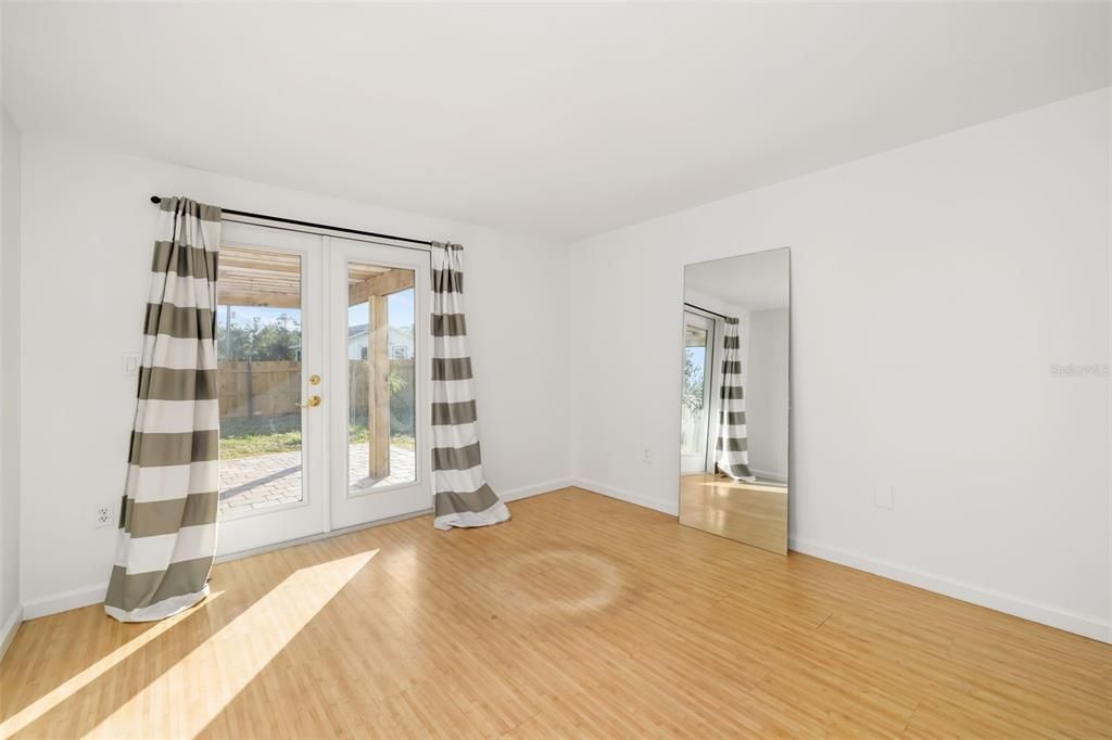 待售: $369,000 (2 贝兹, 1 浴室, 964 平方英尺)