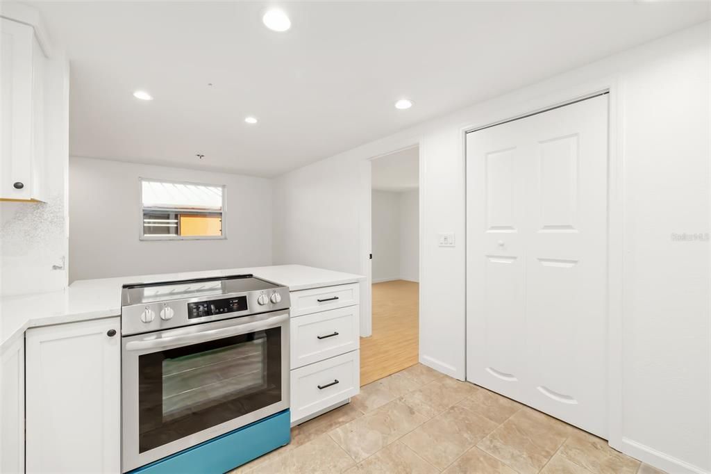 待售: $369,000 (2 贝兹, 1 浴室, 964 平方英尺)