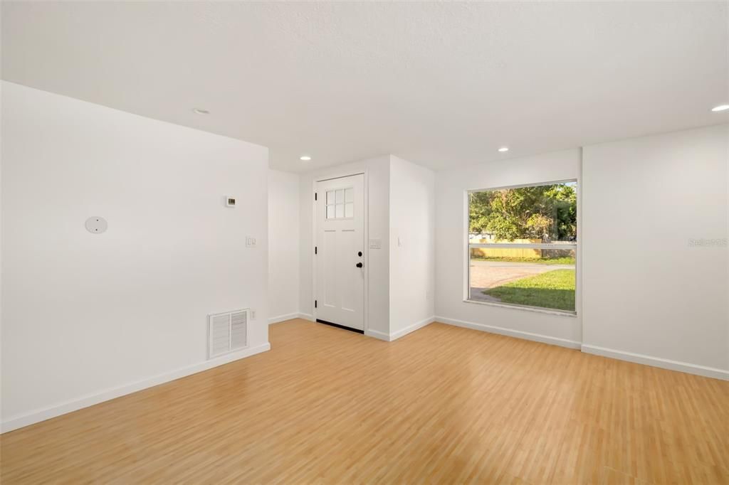 待售: $369,000 (2 贝兹, 1 浴室, 964 平方英尺)