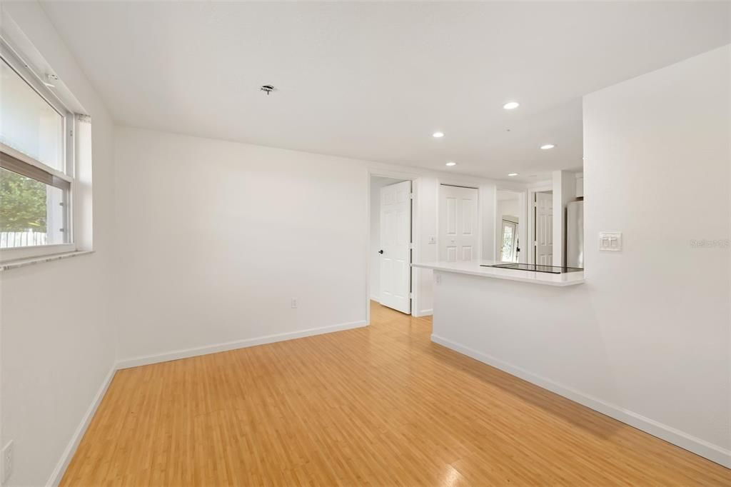 待售: $369,000 (2 贝兹, 1 浴室, 964 平方英尺)