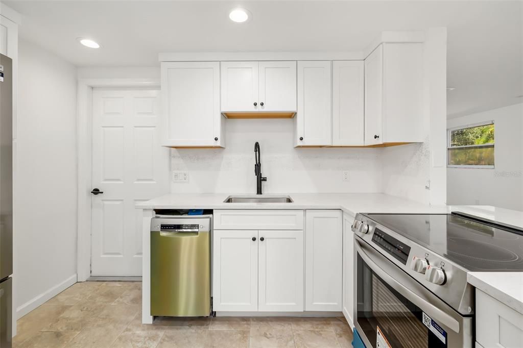 待售: $369,000 (2 贝兹, 1 浴室, 964 平方英尺)