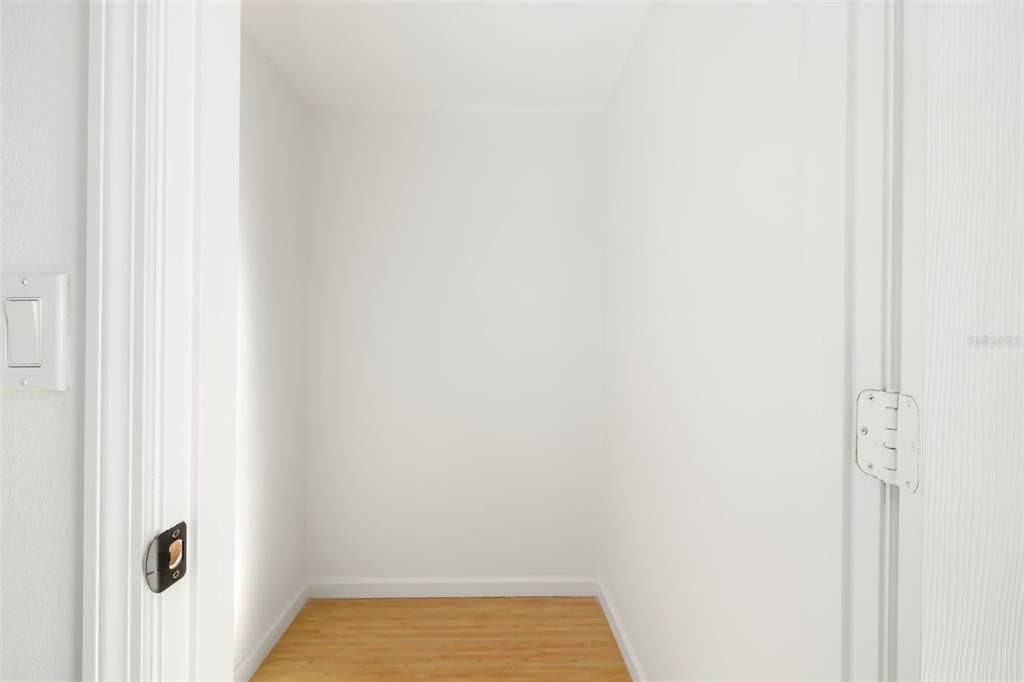 待售: $369,000 (2 贝兹, 1 浴室, 964 平方英尺)