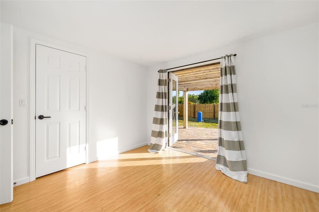 待售: $369,000 (2 贝兹, 1 浴室, 964 平方英尺)