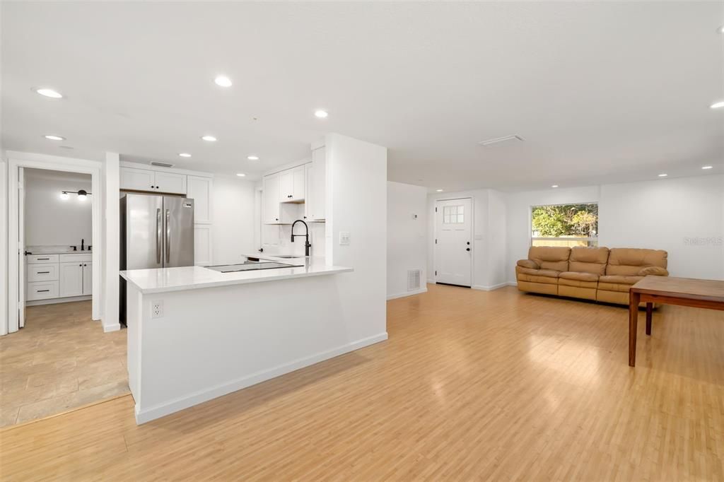 待售: $369,000 (2 贝兹, 1 浴室, 964 平方英尺)