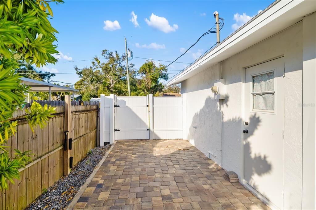 待售: $369,000 (2 贝兹, 1 浴室, 964 平方英尺)