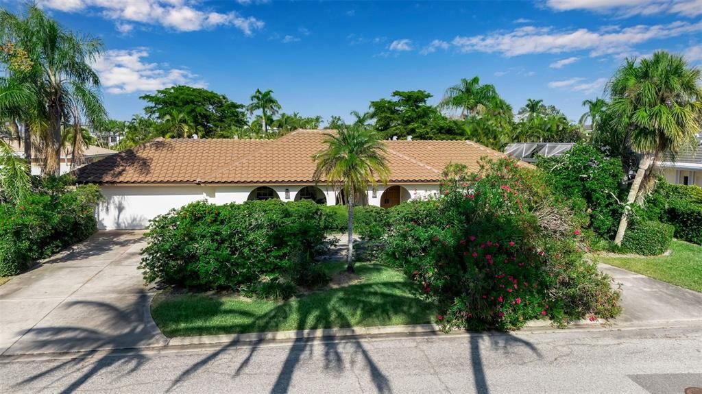 For Sale: $1,850,000 (4 beds, 2 baths, 2365 Square Feet)