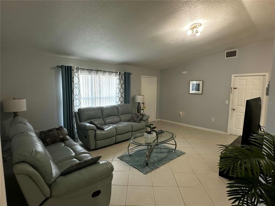 待售: $225,000 (3 贝兹, 2 浴室, 1150 平方英尺)