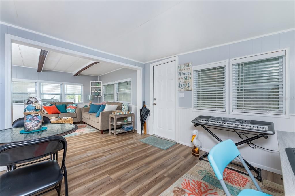 En Venta: $299,000 (2 camas, 2 baños, 1008 Pies cuadrados)