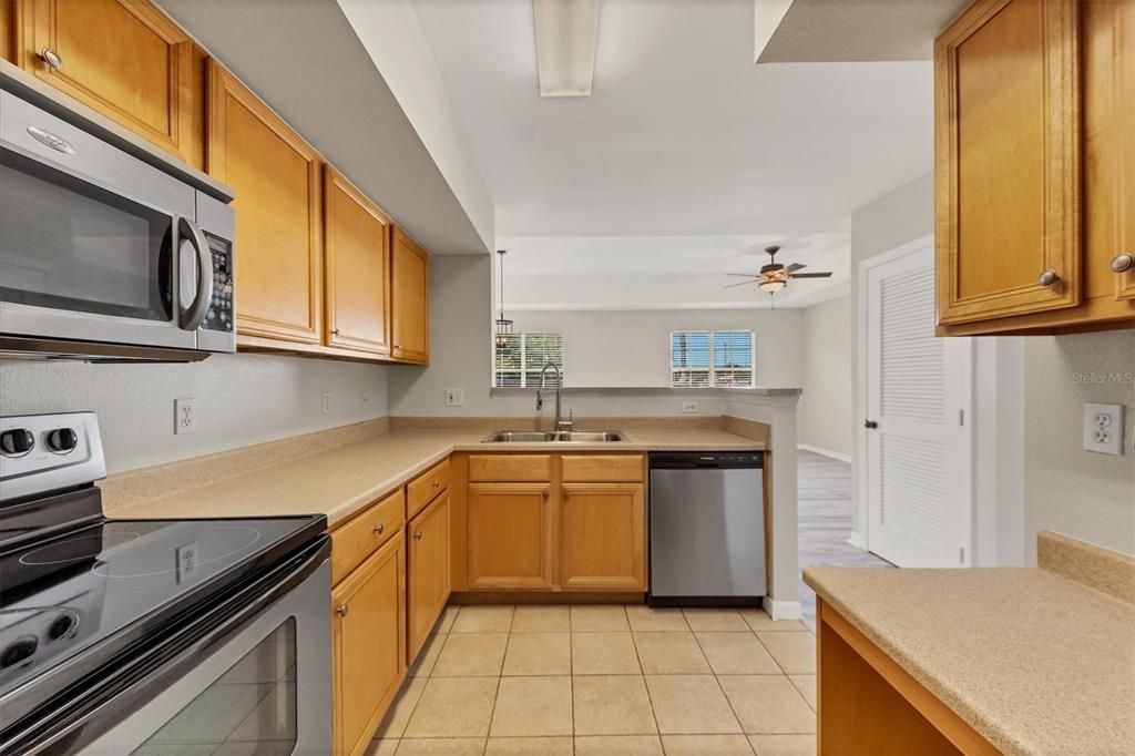 出租: $1,800 (2 贝兹, 2 浴室, 1058 平方英尺)