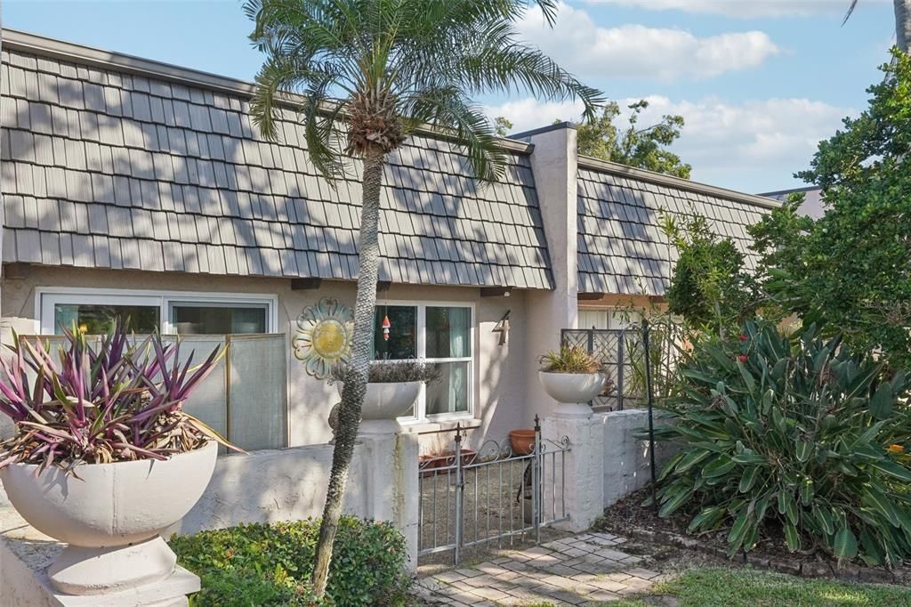 For Sale: $171,500 (1 beds, 1 baths, 784 Square Feet)