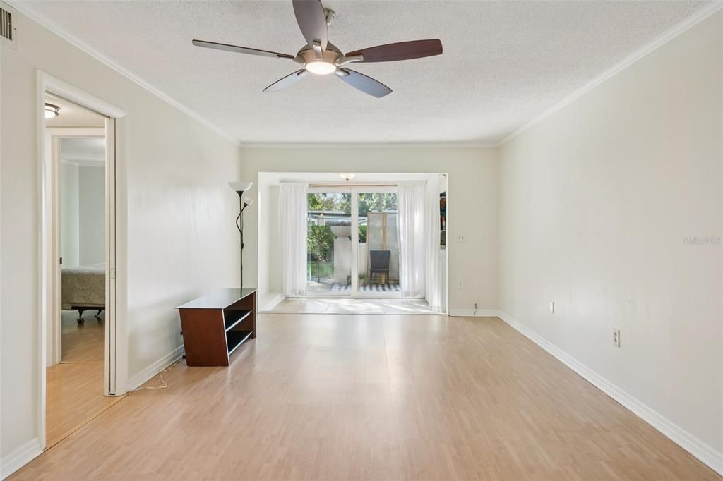 For Sale: $171,500 (1 beds, 1 baths, 784 Square Feet)