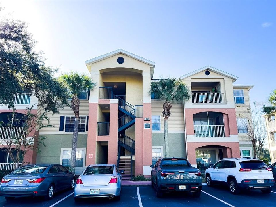 For Rent: $1,750 (2 beds, 2 baths, 975 Square Feet)