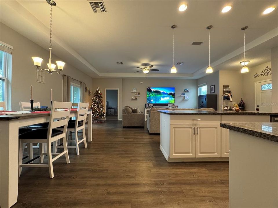 En Venta: $335,900 (3 camas, 2 baños, 1621 Pies cuadrados)