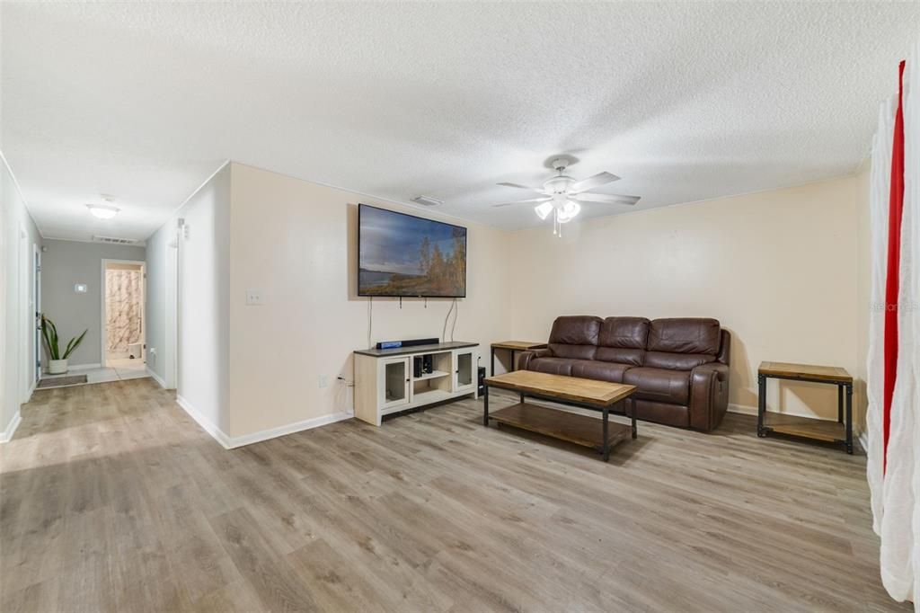 For Sale: $275,000 (2 beds, 2 baths, 1134 Square Feet)