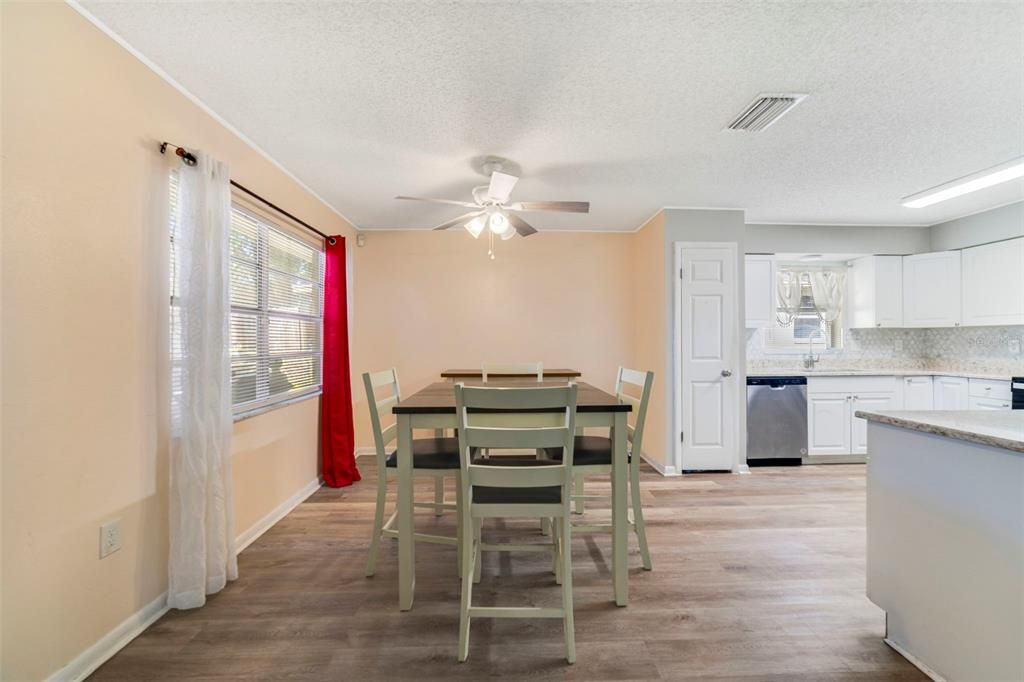 For Sale: $275,000 (2 beds, 2 baths, 1134 Square Feet)