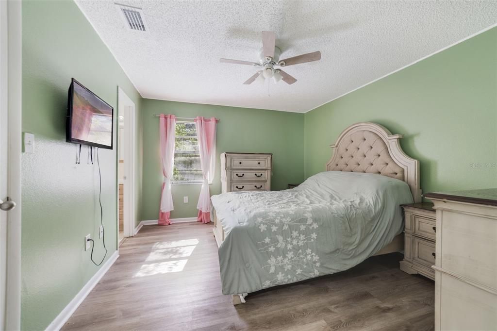 For Sale: $275,000 (2 beds, 2 baths, 1134 Square Feet)